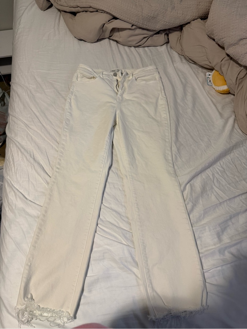 BKE White Straight-Leg Jeans with Frayed Hem